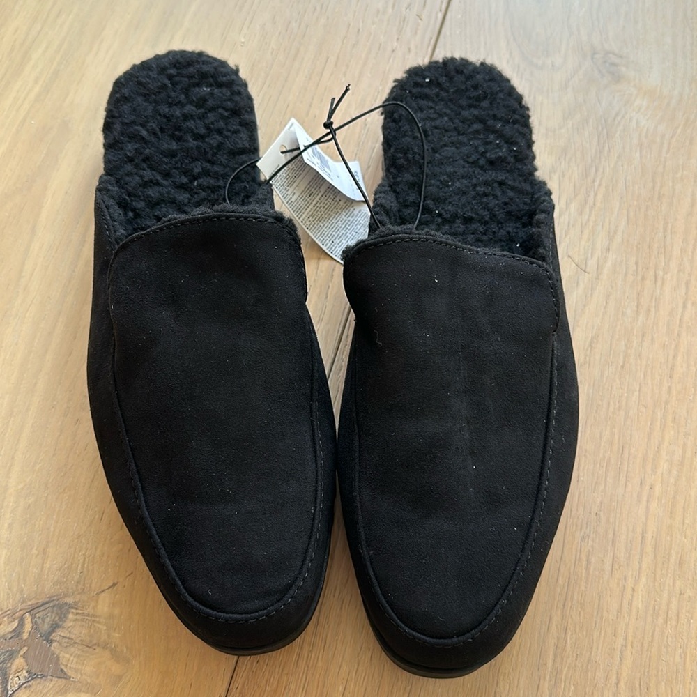 BNWT Gap Fuzzy Slippers size 6